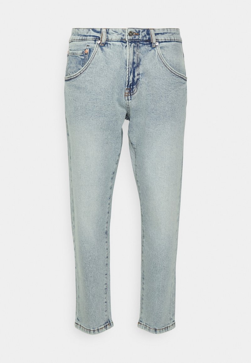 Jean denim bleu clair à jambe droite avec fermeture par bouton et zip, poches avant et passants de ceinture sur fond blanc uni.