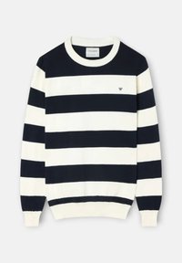Suéter de punto de manga larga con anchas rayas horizontales en azul marino y blanco, y un pequeño logo bordado en el pecho.
