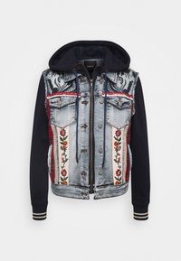 Veste hybride en denim et sweat à capuche avec broderies florales, accents rouges et bleus, fermeture à boutons et poignets côtelés. Poches avant en denim.
