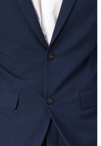 Navyblaues Sakko mit zwei Knöpfen, Reverskragen und seitlichen Taschen. Der Stoff hat eine glatte Textur mit einem leichten Glanz.