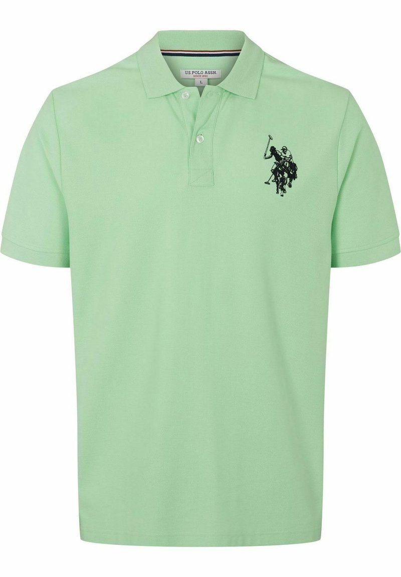 Polo vert clair à manches courtes avec col, deux boutons et logo noir de joueur de polo à cheval sur la poitrine gauche.