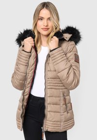 Beige pufferjack met een afneembare zwarte nepbontcapuchon, doorgestikte stijl, voorritsen en contrasterende rode voering.