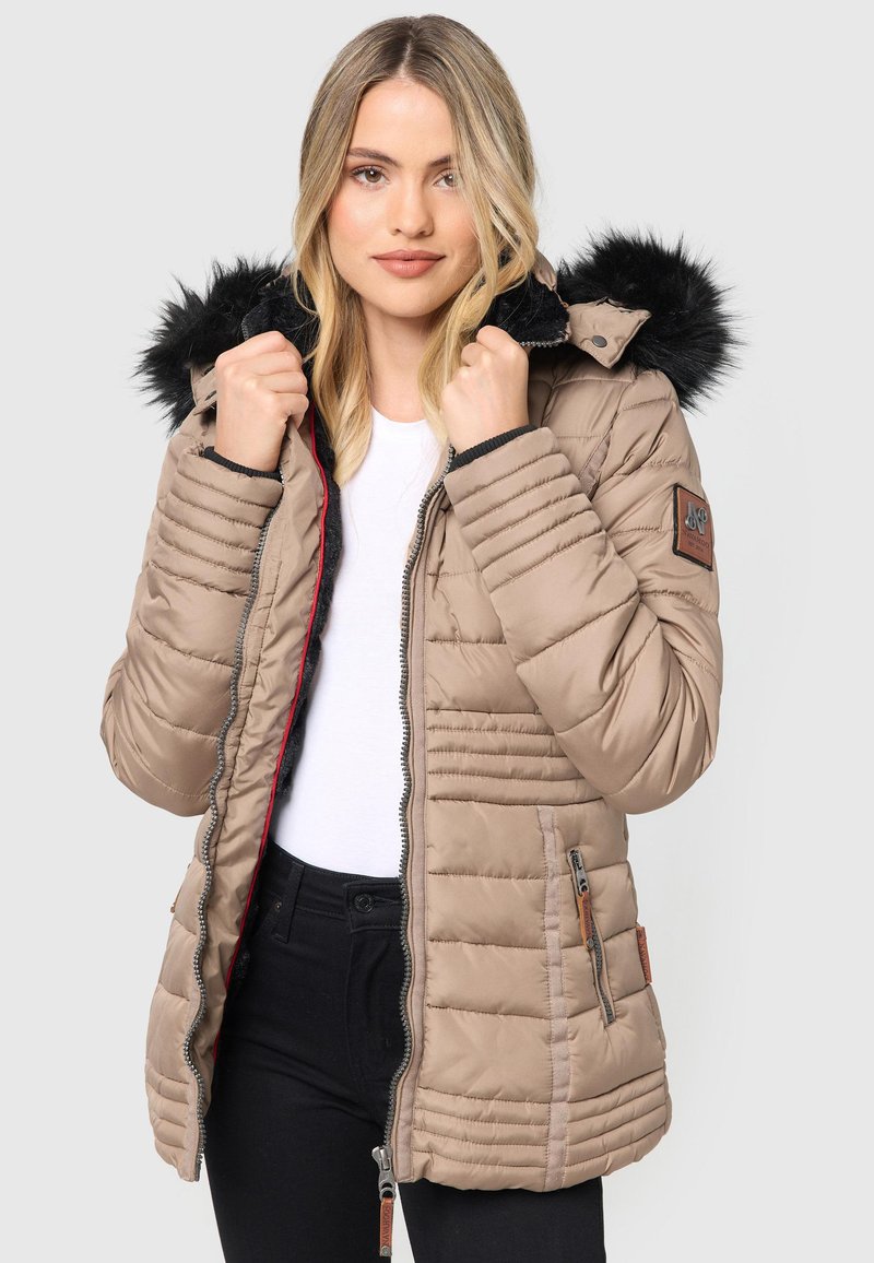 Beige pufferjack met een afneembare zwarte nepbontcapuchon, doorgestikte stijl, voorritsen en contrasterende rode voering.