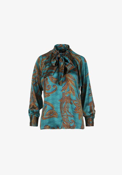Blusa lunga a maniche con motivo paisley in marrone e tocchi d'oro, di colore teal, con colletto alto e dettaglio a fiocco al collo.