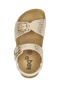 Beige Sandale für Kinder mit zwei verstellbaren goldenen Schnallen, strukturierten Riemen und gepolstertem Fußbett, das mit der Größe 24 und dem Markenlogo "keg" gekennzeichnet ist.