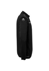 Zwarte ritsjas met een gladde textuur, voorzien van een gestreept ontwerp op de schouder, een logo op de mouw en een hoge kraag.