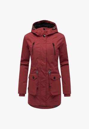 Veste imperméable rouge avec capuche, offrant des poches zippées, des cordons de taille ajustables et des poignets élastiques. Texture lisse et tissu durable.