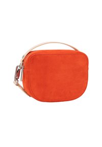 Oranje suède tas met afgeronde vorm, minimalistisch ontwerp en lichte leren riem. Heeft een ritssluiting en subtiele branding aan de voorkant.