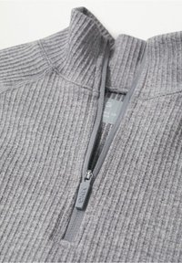 Pullover grigio a mezze zip con superficie rigata, caratterizzato da una zip e da un'etichetta logo discreta all'interno del colletto.