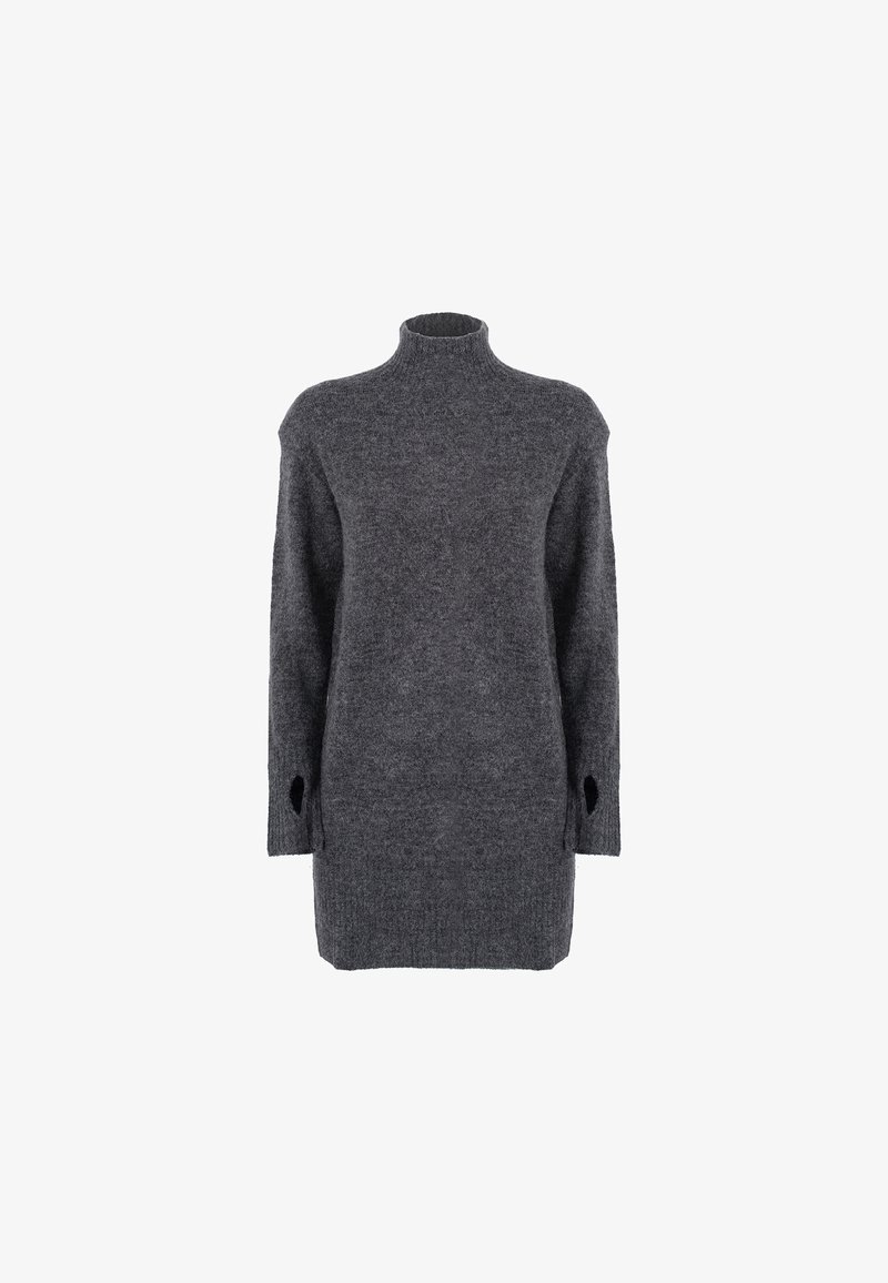 Abito maglione grigio carbone con collo alto, maniche lunghe e spacchi laterali. Realizzato in un tessuto morbido e testurizzato, offre una vestibilità rilassata.