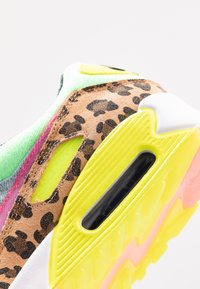 Nike Sportswear Air Max 90 Sneakers White Illusion Green Laser Fuchsia Black Flerfargad Zalando Se