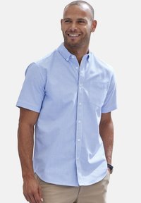 Kurzarmhemd aus hellblauem Stoff mit weißen vertikalen Streifen, ausgestattet mit einem Button-Down-Kragen und einer Brusttasche.