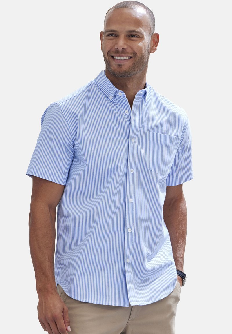 Kurzarmhemd aus hellblauem Stoff mit weißen vertikalen Streifen, ausgestattet mit einem Button-Down-Kragen und einer Brusttasche.
