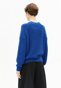 Blauer Strickpullover mit gerippter Struktur, langen Ärmeln und legerer Passform. Verfügt über einen Rundhalsausschnitt und sichtbare Nähte an den Schultern.