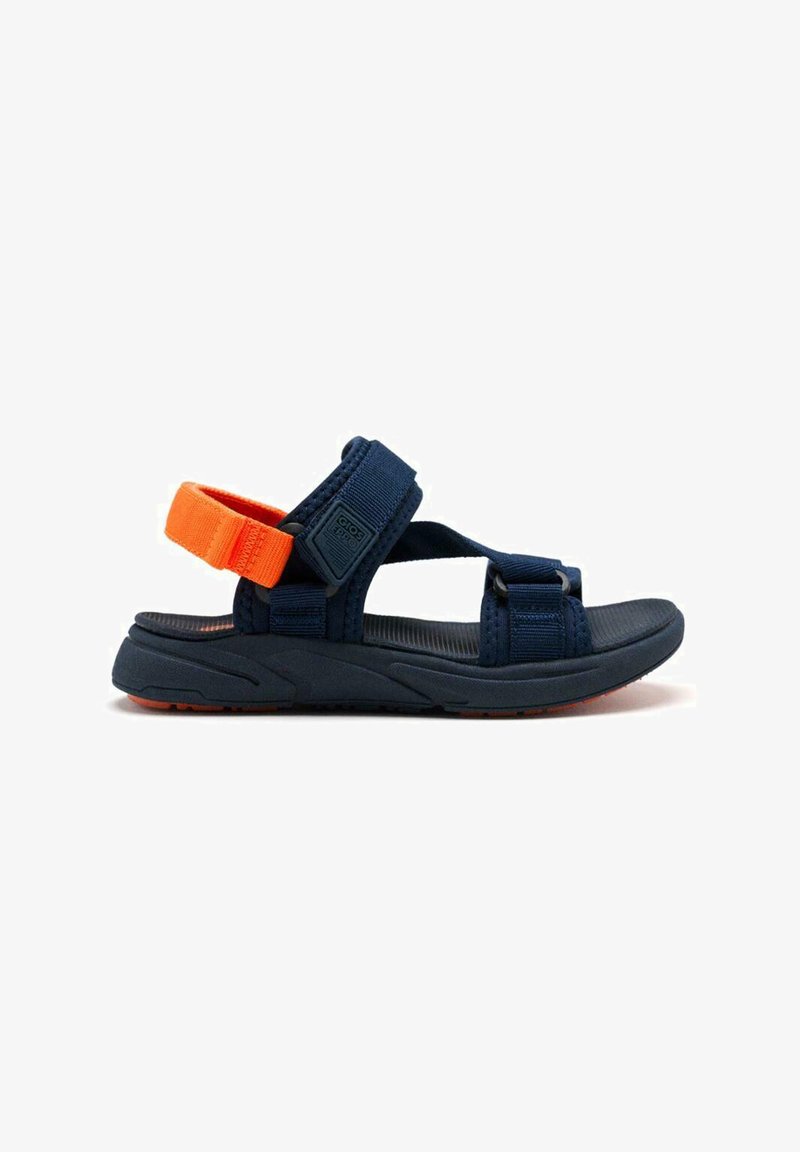 Sandale bleu marine avec des straps réglables, agrémentée d'une touche orange. Semelle intérieure texturée et semelle en caoutchouc pour le confort et l'adhérence.