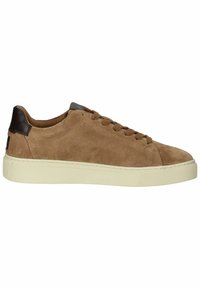 Beige Wildleder-Sneaker mit niedrigem Profil, weißer Gummisohle und dunkelbraunem Lederbesatz an der Ferse. Mit runden Schnürsenkeln und minimaler Nahtdetails.
