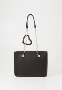 Geantă tote din piele sintetică neagră, cu o formă rectangulară, mânere din lanț argintiu și un accent în formă de inimă atașat pe lateral.
