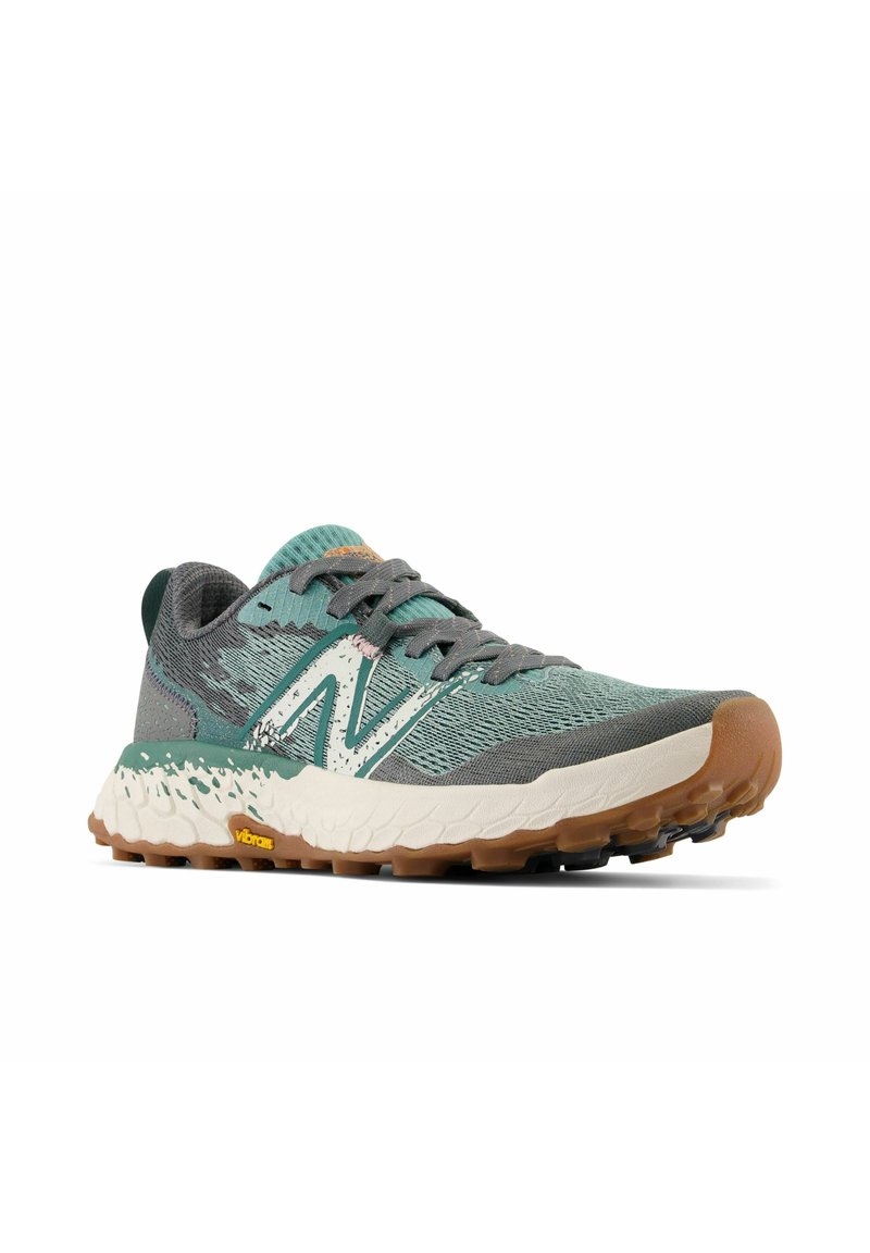 Herren Laufschuhe mit einem atmungsaktiven, türkisen und grauen Strickobermaterial, weißen Akzenten, robuster, brauner Gummilaufsohle und Vibram-Logo.