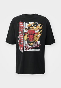 Schwarzes T-Shirt mit kurzen Ärmeln, das ein Chicago Bulls-Design zeigt, mit einem roten Stierkopf, umgeben von Flammen und Text in Weiß und roten Akzenten.