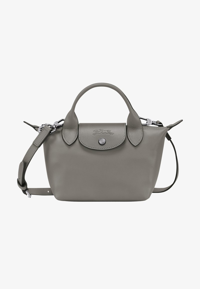 Graue Lederhandtasche mit strukturiertem Design, oberen Griffen, abnehmbarem Schultergurt und eingeprägtem Logo-Detail auf der Vorderseite.