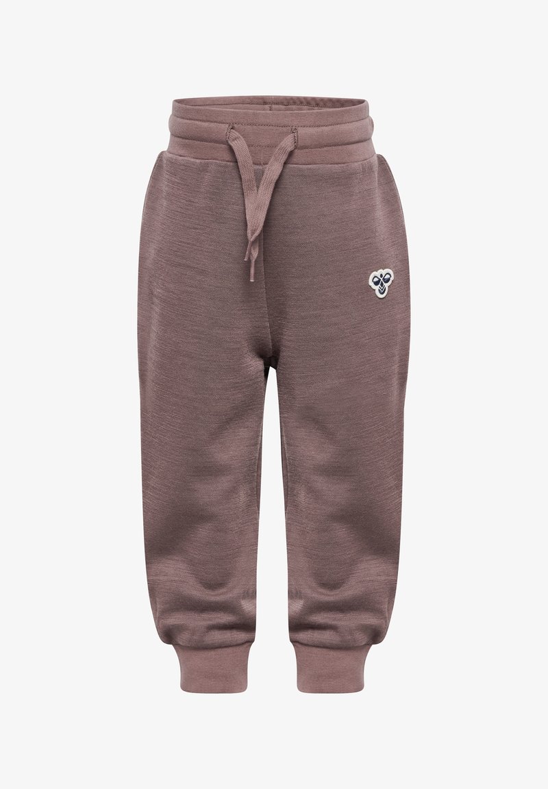 Braune Sweatpants aus einem weichen Material, mit einem elastischen Bund und Kordelzug sowie einem kleinen Logo am linken Oberschenkel.