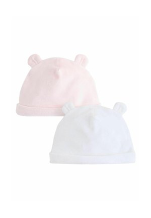 Zwei weiche Fleece-Babymützen, eine pinkfarbene und eine weiße, jeweils mit kleinen runden Ohren oben, auf einem weißen Hintergrund abgebildet.