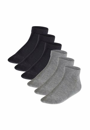 Drei Paare schwarze und drei Paare graue knöchellange gestrickte Socken, in zwei ordentlichen Reihen auf weißem Hintergrund angeordnet.