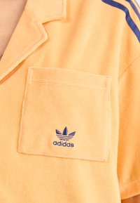 adidas Originals RESORT  - Blúzka so zapínaním na gombíky - hazy orange