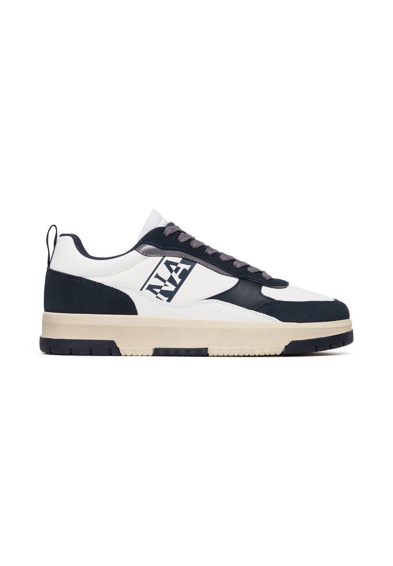 Sneaker bianco e blu navy, con una parte superiore testurizzata, lacci grigi, un patch con lettere sul lato e un design della suola robusta.