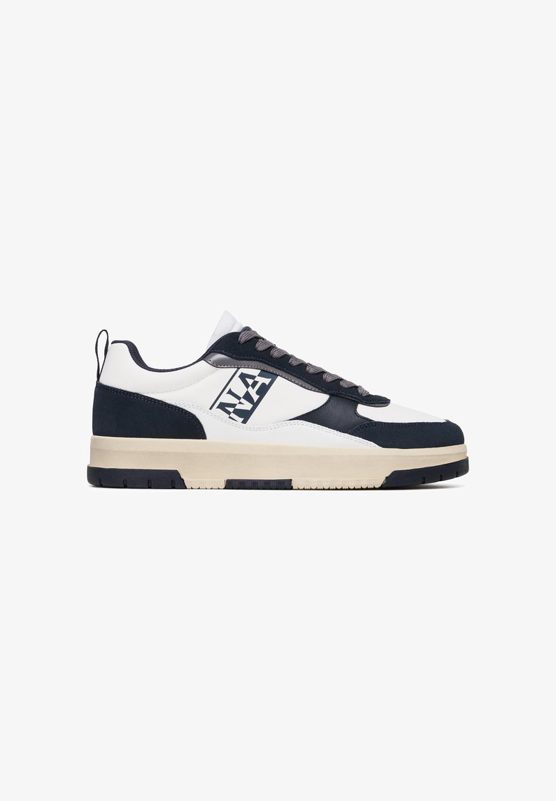 Sneaker bianco e blu navy, con una parte superiore testurizzata, lacci grigi, un patch con lettere sul lato e un design della suola robusta.