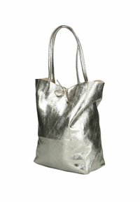 Borsa tote metallica argento con un design spazioso, texture liscia, doppi manici e un dettaglio con nodo nella parte superiore.