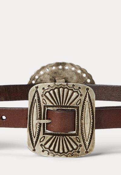 Cinturón de cuero marrón con una hebilla grande rectangular de plata antigua que presenta patrones geométricos y en forma de concha grabados.