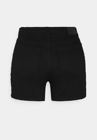 Shorts en jean noir avec une taille haute, deux poches arrière et une texture lisse. Présente une couture minimale et un design propre et simple.