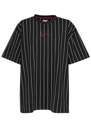 Schwarzes Baumwoll-T-Shirt mit weißen vertikalen Streifen, lockere Passform, runder Ausschnitt, mit rotem gesticktem Logo auf der Brust.
