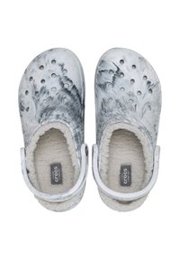 Weiße und graue gemusterte Clogs mit Belüftungsöffnungen, weicher Fleece-Innensohle und verstellbarem Fersenriemen. Robuste, leichte Konstruktion.