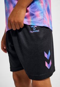 Svarta atletiska shorts med lila, blå och rosa chevronaccent; lättviktig material; logotyp på vänster höft; slät textur.