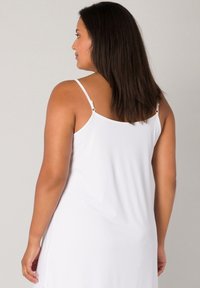 BASE LEVEL CURVY YANIRA - SLIPDRESS - Nachtjapon - white