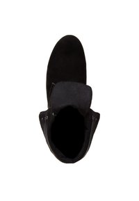 Bottines en daim noir vues de dessus, avec un col replié et des détails de couture le long des côtés.