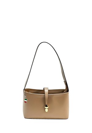 Beige leren handtas met een vlak rechthoekig lichaam, een enkele schouderriem, gouden hardware en een gesloten detail aan de voorkant.