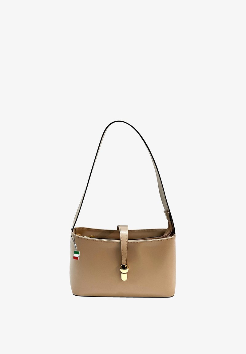 Beige leren handtas met een vlak rechthoekig lichaam, een enkele schouderriem, gouden hardware en een gesloten detail aan de voorkant.