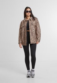 Urban Classics AOP  - Chaqueta fina - leo