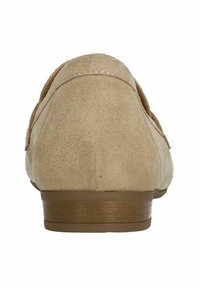 Beige suède vrouwen loafers met een lage bruine hak, met een ronde neus en een gladde textuur, minimalistisch ontwerp.
