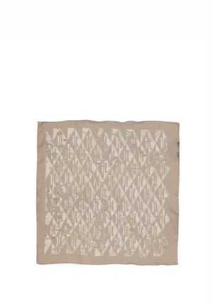 Sciarpa di seta beige con motivo a diamante sovrapposto a stampa di mappa vintage, texture morbida, forma rettangolare, distesa su sfondo bianco.