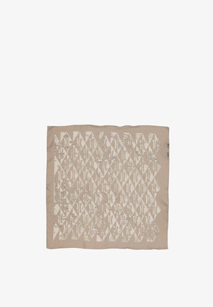 Sciarpa di seta beige con motivo a diamante sovrapposto a stampa di mappa vintage, texture morbida, forma rettangolare, distesa su sfondo bianco.