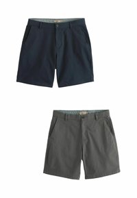 Dos pares de pantalones cortos: uno azul marino y otro gris. Ambos tienen bolsillos frontales, cierre de botón y están hechos de una tela suave y transpirable.
