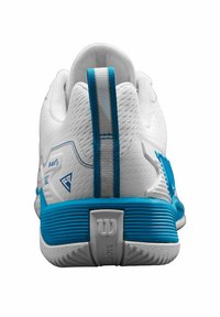 Zapatilla deportiva blanca con acentos azules, parte superior de malla texturizada, talón reforzado y suela de goma. Presenta una tira para tirar y un logo de la marca en la parte posterior.