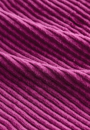 Tela púrpura acanalada con una superficie texturizada y suave con líneas elevadas, creando un patrón visualmente impactante.