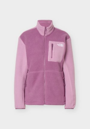 Ζακέτα από φλις με φερμουάρ σε δύο αποχρώσεις του μωβ, με όρθιο γιακά και τσέπη στο στήθος με φερμουάρ στη δεξιά πλευρά.