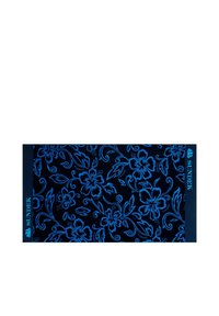 Diseño floral azul sobre un fondo oscuro, que presenta un borde azul sólido en un extremo con la marca "SUNDEK".