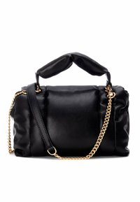 Bolso de mano de imitación cuero negro con un diseño suave y acolchado, que presenta un asa corta y una correa de cadena dorada. Forma compacta y rectangular.